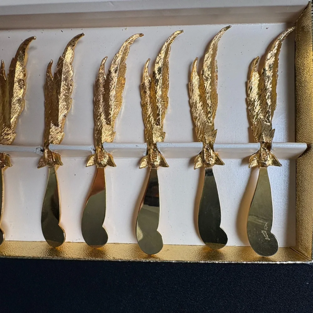 Vintage Janis Collection set of 6 feather-shaped spreaders plated in 24k gold.